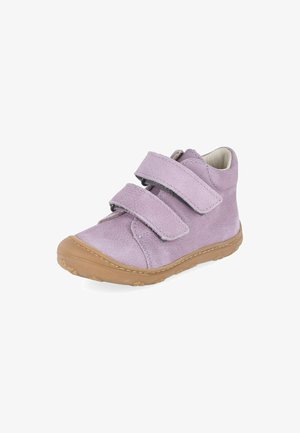 Lila suède enkellaarsje voor kinderen met twee brede klittenbandsluitingen en een flexibele bruine rubberen zool.