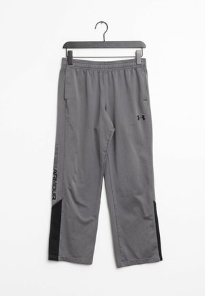 Pantalones deportivos grises con una cinturilla elástica, bolsillos laterales y detalles en negro. Presenta el logo "UNDER ARMOUR" a lo largo de la pierna. Textura suave.