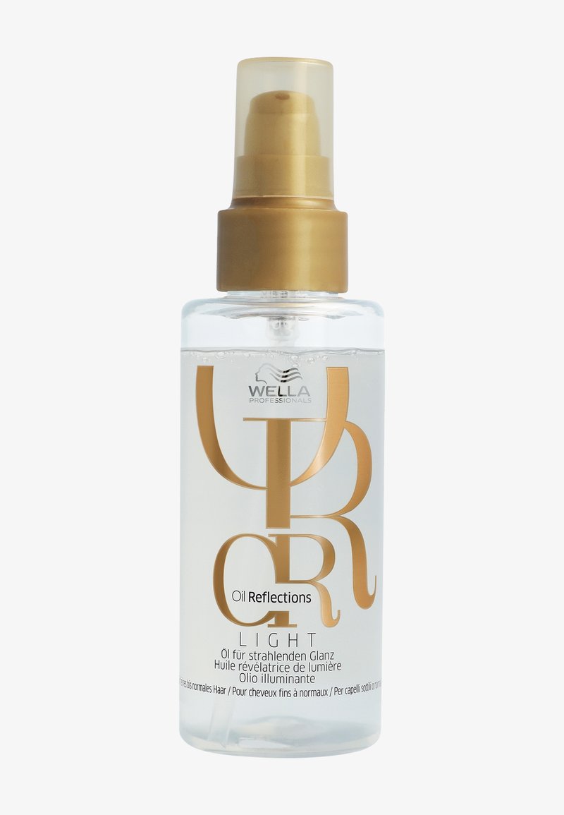Klare Pumpspenderflasche des Wella Professionals Oil Reflections Light Haaröls mit goldenen Buchstaben auf weißem Hintergrund.