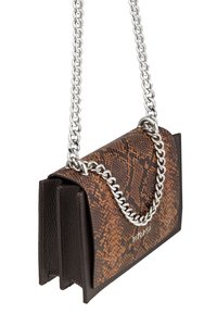Sac à main en simili cuir serpent marron avec une surface texturée, doté d'une chaîne argentée, d'une fermeture à rabat et de trois compartiments.