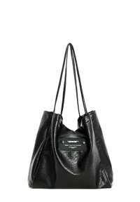 Bolso tote de piel sintética negra con una textura suave y arrugada, que cuenta con dos asas largas y una etiqueta frontal negra con texto blanco.