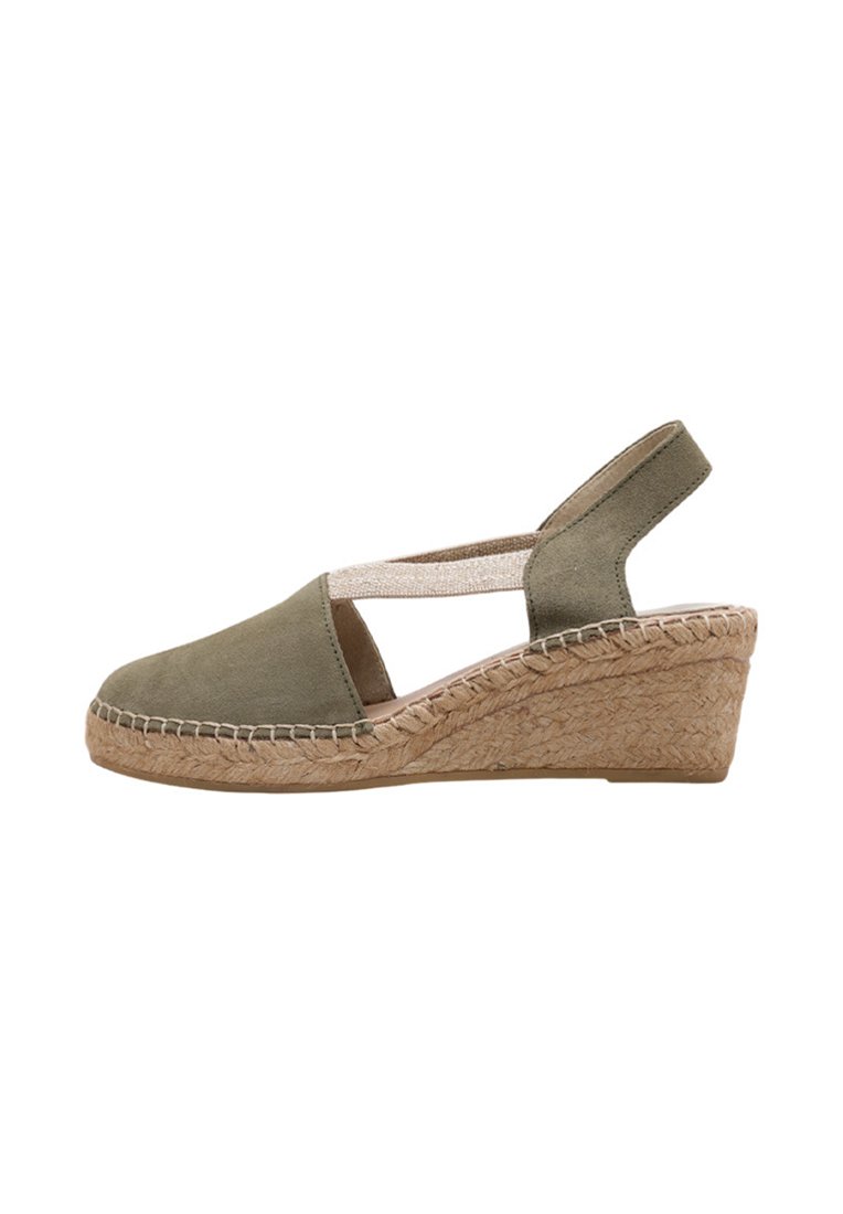 Espadrille verde de ante con punta cerrada, banda elástica y cuña de yute trenzado. Presenta una base texturizada y un diseño sencillo.