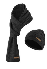 Schwarzer gestrickter Schal mit einem strukturierten karierten Muster und einer passenden Mütze mit glattem Innenfutter und einem kleinen Leder-Logo-Tag.