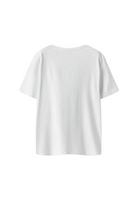 Camiseta blanca de algodón con un ajuste holgado, mangas cortas y cuello redondo. Textura suave con un diseño sencillo y sin adornos.