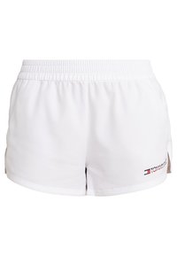 Pantalones cortos deportivos blancos con cintura elástica, aberturas laterales y un pequeño logo en rojo, azul y blanco en la parte inferior derecha. Textura suave.