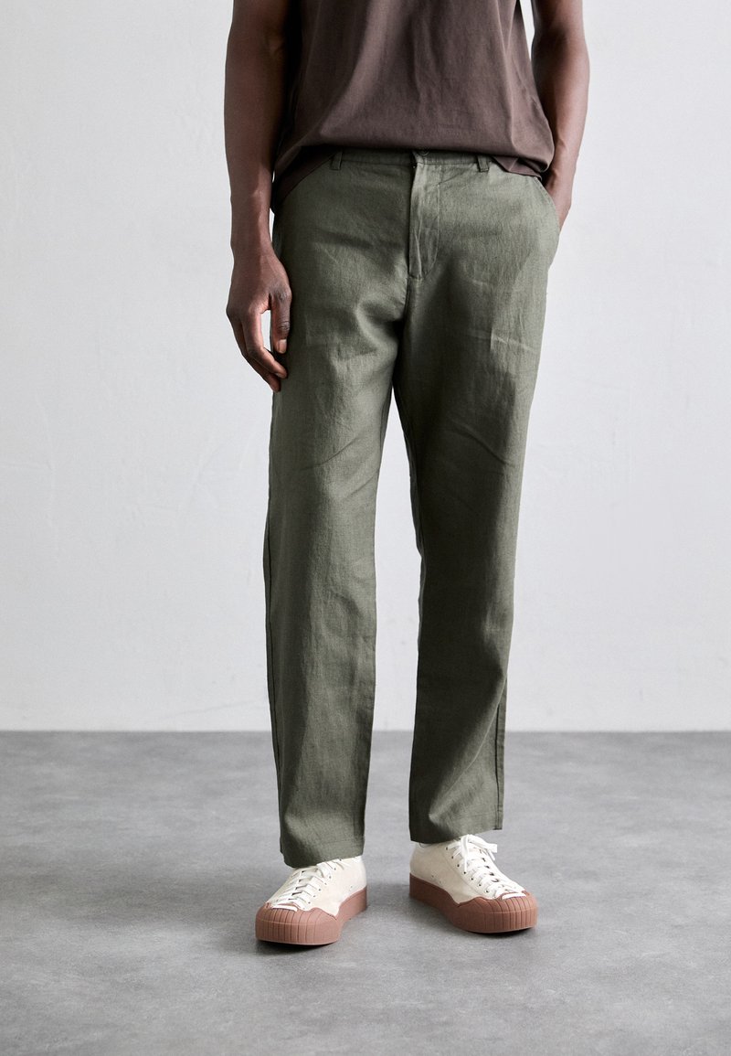 NN.07 - ADEN  - Pantalon classique - croc green, Agrandir