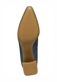 Scarpa col tacco alto in suede blu con punta affusolata, caratterizzata da una suola in gomma beige testurizzata e dal marchio "GEOX" impresso vicino al tacco.