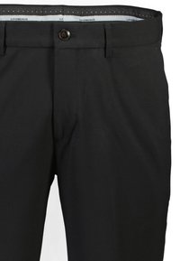 Czarne spodnie z zapięciem na guzik, gładką fakturą i subtelnymi detalami przeszyć; pas wykończony jasnoniebieskim materiałem.