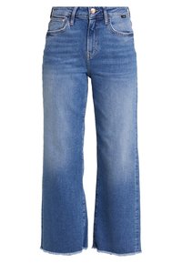 Vaqueros de pierna ancha azul claro, hechos de mezclilla, con cintura alta, ligero desgaste y dobladillo sin terminar en la parte inferior. Diseño clásico de cinco bolsillos.