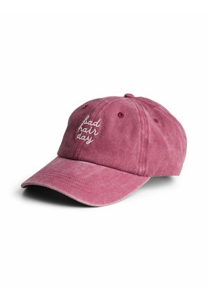 Casquette de baseball rose poussiéreuse avec texte brodé blanc « bad hair day » sur le devant, design six panneaux et visière incurvée.