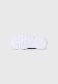 Semelle de sneaker blanche avec un motif de traction texturé et un logo de marque visible. Talon courbé avec une indentation pour le soutien. Fini propre et lisse.