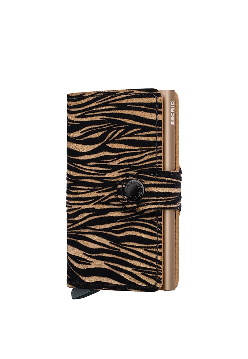 Cartera negra y marrón con un patrón de rayas de tigre, hecha de material texturizado. Cuenta con un cierre de botón y un soporte metálico para tarjetas.