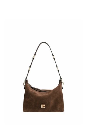 Braune Wildlederhandtasche mit kurzem schwarzem Lederriemen und kleinem rechteckigem Logo vorne in der Mitte.