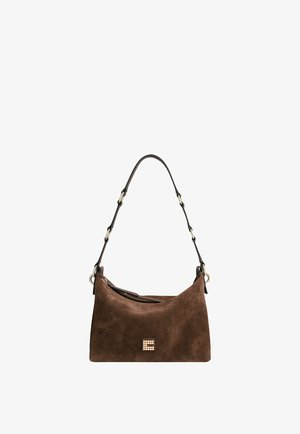 Bruine suède handtas met een kort zwart leren hengsel en een klein rechthoekig logo aan de voorkant in het midden.