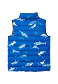 Gilet blu a puffer con stampa di squali, dotato di un alto collo e un motivo a cuciture orizzontali. Tessuto lucido con accenti di pesci arancioni.