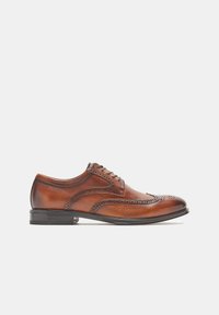 Smeđe kožne cipele za odijelo s wingtip dizajnom, brogue detaljima, okruglim prstom i crnom gumenom potplatom. Imaju vezanje i glatku teksturu.