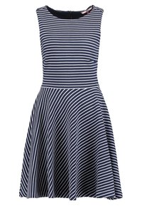 Robe sans manches de couleur bleu marine avec des rayures horizontales blanches sur le haut et des rayures diagonales sur la jupe évasée, fermeture éclair à l'arrière.