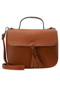 Hnědá kožená kabelka s horním uchopem, přední klopou, dekorativními třásněmi a odnímatelným ramenním popruhem na bílém pozadí.