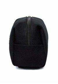 Zwarte rechthoekige pouch gemaakt van textuurtstof, voorzien van een ritssluiting aan de bovenkant en een platte onderkant voor stabiliteit. Compact ontwerp.