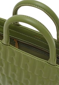Grön handväska gjord av texturerad läder med två rundade handtag. Inre dragkedjefack med guldfärgad hårdvara och varumärkesnamn präglat inuti.