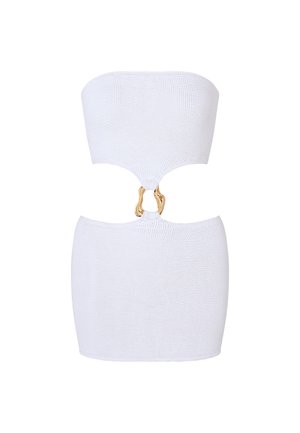 Witte gebreide bandeau-top met een uitgesneden centrum, met gouden hardware verbindingen tussen de secties. Glad textuur, aansluitend ontwerp.