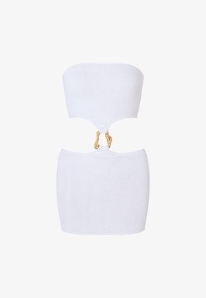 Weißes gestricktes Bandeau-Top mit einem Ausschnitt in der Mitte, ausgestattet mit goldfarbenen Metallverbindungen, die die Abschnitte verbinden. Glatte Textur, figurbetontes Design.