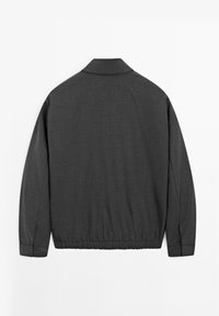 Grå jakke med en blød tekstur, der har en krave, lange ærmer, elastisk kant og et minimalistisk design.