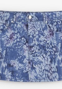 Gonna di jeans blu con motivo tie-dye viola. Presenta una chiusura con bottone e zip, design a cinque tasche e passanti per la cintura.