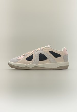 Niska sneaker z beżowymi, jasno-różowymi i czarnymi panelami z zamszu, białą podeszwą środkową i beżową gumową podeszwą zewnętrzną, widoczna z lewej strony.