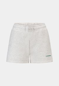 Grå bomullsshorts med elastisk midje og en liten grønn logo tekst nederst til venstre. Myk tekstur, avslappet design.
