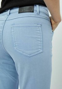 Desires LOLA GARMENT DYE - Kavbojke slim fit - serenity blue