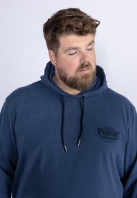 Felpa blu navy realizzata in tessuto morbido, con stampa del logo frontale, tasca a marsupio e cordini con estremità metalliche. Design semplice.
