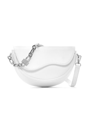 Witte halfcirkelvormige schoudertas met golvende klep, zilveren kettingdetail en afneembare riem op een witte achtergrond.