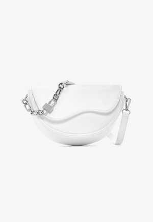 Bolso bandolera blanco semicircular con solapa ondulada, detalle de cadena plateada y correa desmontable sobre fondo blanco.