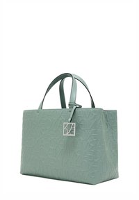 Borsa a mano verde menta con motivo logo embossato, manici doppi e etichetta metallica quadrata. Texture liscia, forma rettangolare e design strutturato.
