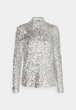 Sølv paljett langermet topp med en tettsittende design, høy hals og teksturert mønster, med en jevn fordeling av paljetter over stoffet.