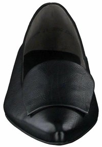 Chaussure plate en cuir noir avec un bout arrondi et un large panneau supérieur courbé. Texture lisse avec un design minimaliste et sans quincaillerie visible.