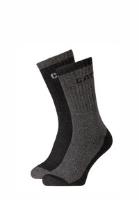 Une paire de chaussettes de sport dans des nuances variées de gris et de noir. Texture côtelée avec des orteils renforcés. Logo imprimé près de la cheville sur une chaussette.