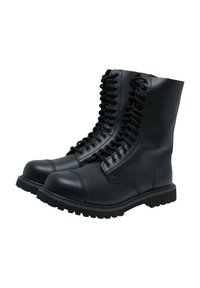 Botas de combate de cuero negro con tobillo alto, punta redonda y suela texturizada. Presentan un sistema de cordones completo en la parte delantera y un collarín acolchado.