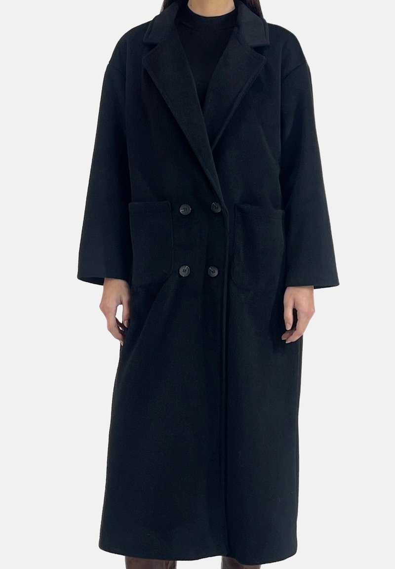 Zwarte jas van een wolmix met een lange, losse pasvorm, twee steekzakken aan de voorkant, een reverskraag en twee knopen aan de voorkant. Gladde textuur en klassiek ontwerp.