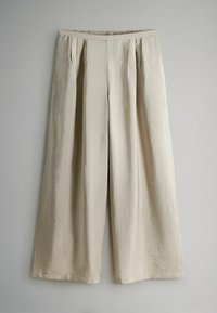 Spodnie o szerokich nogawkach z jasnobeżowego materiału o delikatnym połysku, z elastycznym pasem i plisami z przodu, które dodają faktury.