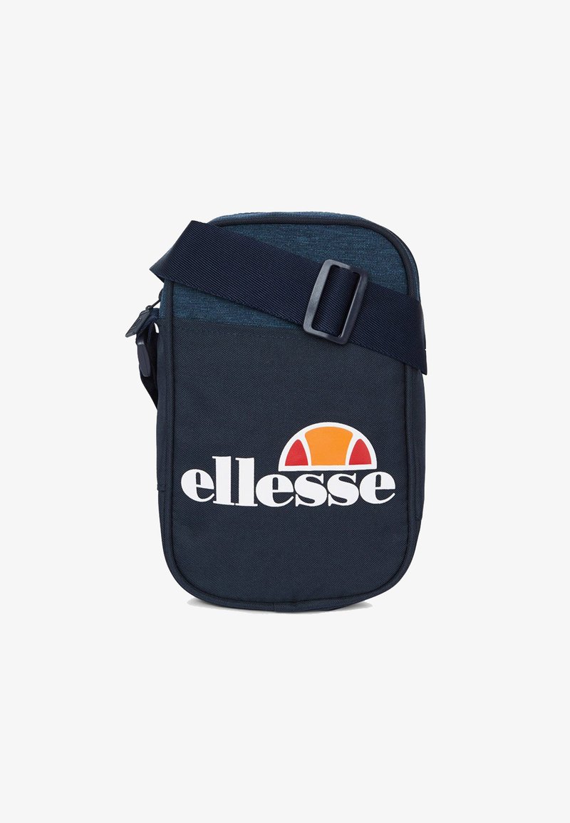 Kleine marineblauwe crossbodytas met verstelbare riem, voorvak met ritssluiting en wit "ellesse" logo met oranje en rode halve cirkel ontwerp.