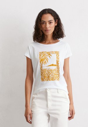 Weißes T-Shirt mit einem goldenen, tropischen Motiv, das Wellen und eine Palme darstellt. Es hat einen lässigen Schnitt und kurze Ärmel.