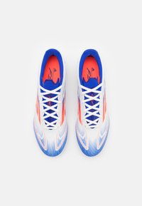 adidas Performance F50 LEAGUE TURF - Botines de fútbol para césped - footwear white/solar red/lucid blue