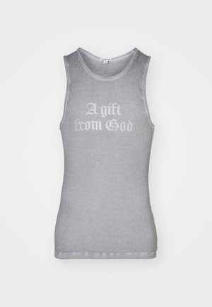 Grijze mouwloze tanktop van ribstof. Voorzien van witte tekst met de inscriptie "Een geschenk van God" in een decoratief lettertype. Gladde textuur.
