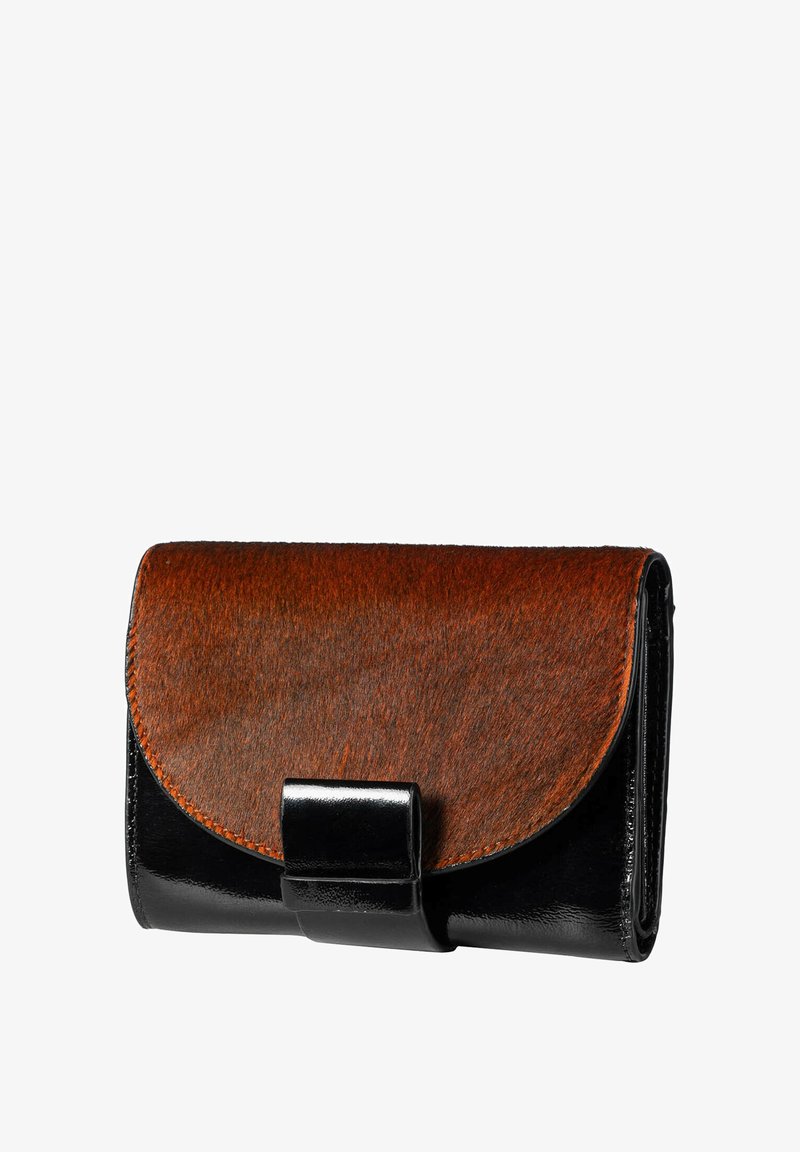 Brun og sort læderpung med en tekstureret, pelslignende klap, glat sort bund og en blank finish. Har en rektangulær form og en lås.