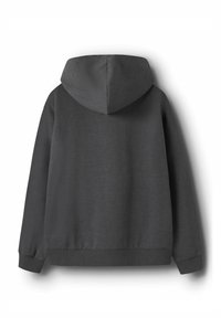 Grå hættetrøje med enkelt hætte, lavet af blødt stof. Har lange ærmer og ribbekant ved taljen og ærmet, minimalistisk design.