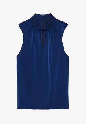 Marineblauwe mouwloze top met een hoge kraag, voorzien van een diepe V-hals en geplooide details. Gemaakt van een gladde, glanzende stof met een verborgen rits.