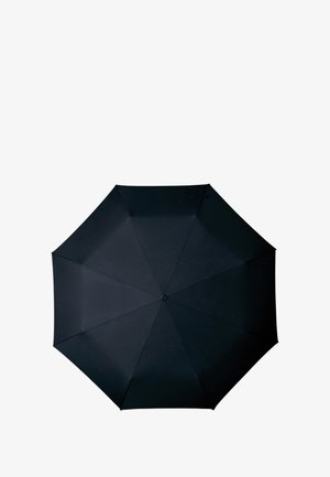 Zwarte, open paraplu gezien vanuit boven, met acht panelen en een centrale knop, onder heldere verlichting op een witte achtergrond.