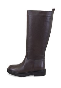 Knöchelhoche braune Lederstiefel mit strukturierter Oberfläche, runder Spitze und einer niedrigen, schwarzen Plateausohle, ausgestattet mit einer Zuglasche hinten.